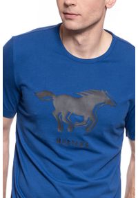 Mustang - MUSTANG Print Tee 1009022 5235. Kolor: niebieski. Wzór: nadruk #5