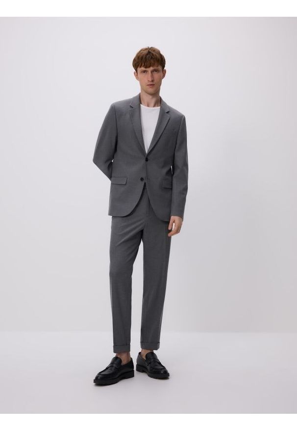 Reserved - Spodnie garniturowe z kantem - ciemnoszary. Kolor: szary. Materiał: tkanina, wiskoza