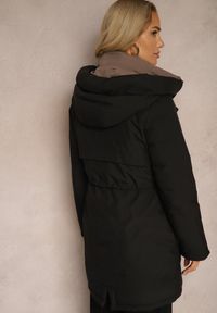 Renee - Czarna Kurtka Parka ze Ściągaczami w Talii i Kapturem Zdobiona Zawieszką Zeriena. Okazja: na co dzień. Kolor: czarny. Materiał: jeans. Długość rękawa: długi rękaw. Długość: długie. Wzór: aplikacja. Styl: elegancki, casual