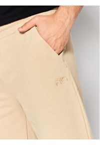 4f - 4F Spodnie dresowe R4L21-SPMD902 Beżowy Regular Fit. Kolor: beżowy. Materiał: dresówka, bawełna #4