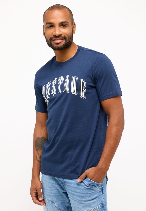 Mustang - MUSTANG AUSTIN MĘSKI T-SHIRT KOSZULKA LOGO NADRUK DRESS BLUES 1014927 5334. Wzór: nadruk