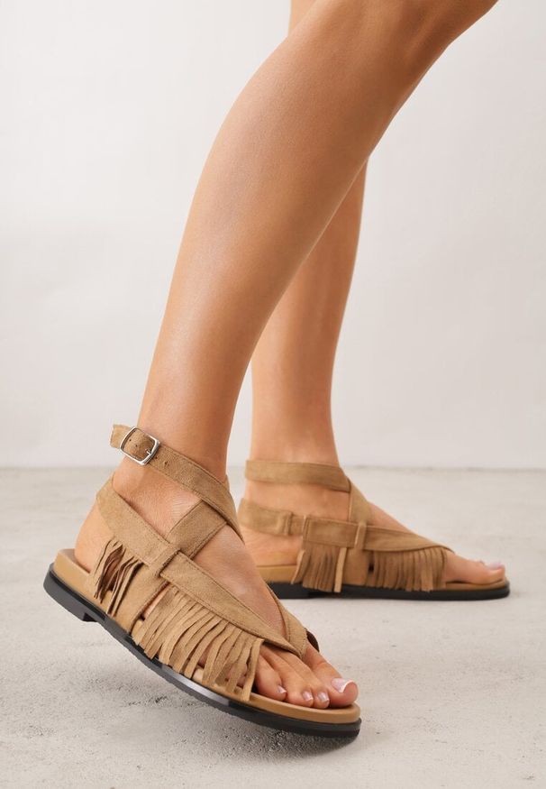 Renee - Ciemnobeżowe Sandały Typu Rzymianki Ozdobione Frędzlami Casasos. Okazja: na co dzień. Kolor: beżowy. Materiał: koronka. Wzór: aplikacja. Sezon: lato. Styl: casual