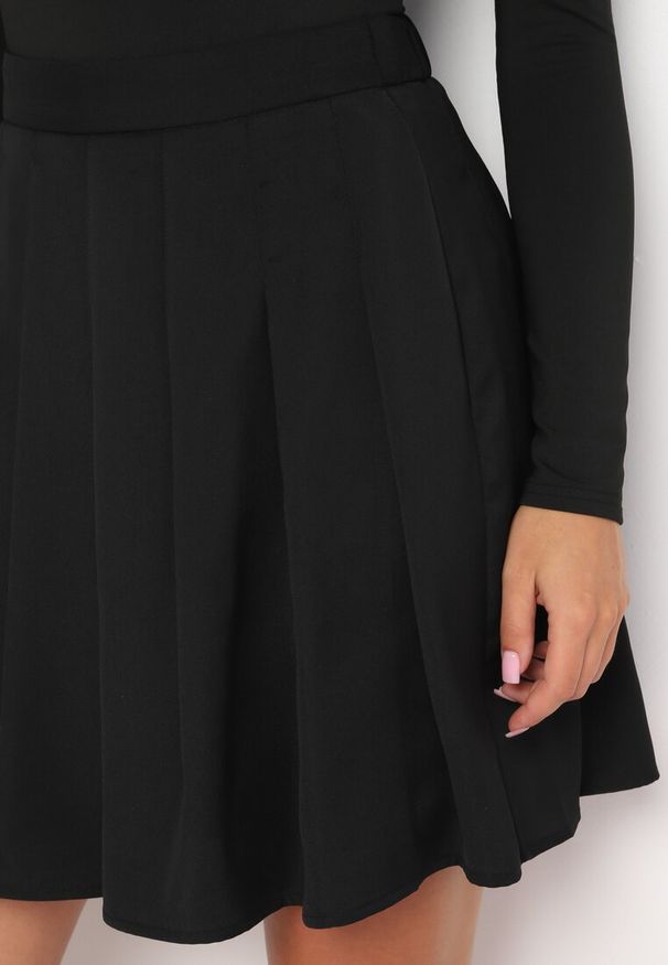 Born2be - Czarna Spódnica z Zakładkami Zapinana na Ukryty z Boku Suwak Ricercara. Okazja: na co dzień. Kolor: czarny. Styl: klasyczny, casual, elegancki