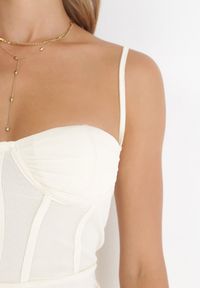 Born2be - Jasnobeżowa Dopasowana Sukienka Gorsetowa z Marszczeniem Devona. Typ kołnierza: dekolt gorset. Kolor: beżowy. Materiał: tkanina. Długość rękawa: na ramiączkach. Typ sukienki: gorsetowe. Styl: elegancki #4