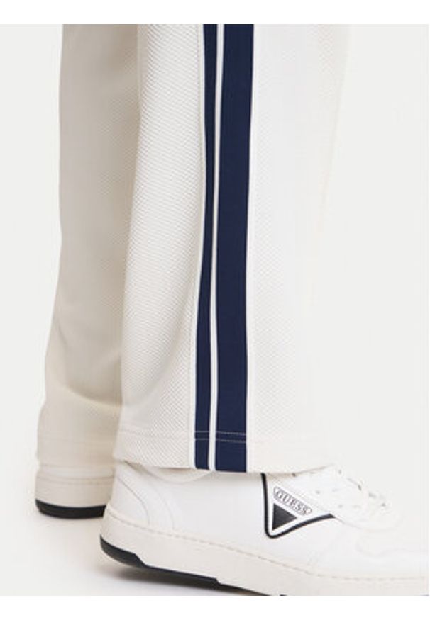 Guess Spodnie dresowe Z6GB14 K3211 Écru Regular Fit. Materiał: syntetyk