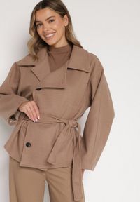 Born2be - Beżowy Krótki Płaszcz z Wiskozą o Pudełkowym Kroju z Wiązanym Paskiem i Kołnierzem Tusilia. Okazja: na co dzień. Kolor: beżowy. Materiał: wiskoza. Długość: krótkie. Styl: casual, klasyczny #5