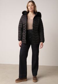 Born2be - Czarna Pikowana Kurtka Przejściowa z Kapturem i Ściągaczami po Bokach Fezika. Okazja: na spacer, na co dzień. Typ kołnierza: kaptur. Kolor: czarny. Materiał: futro, poliester, jeans. Styl: casual #2