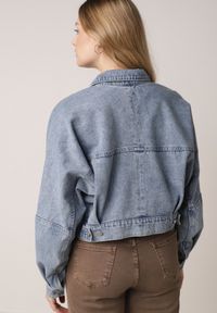 Born2be - Niebieska Bawełniana Jeansowa Kurtka o Krótkim Kroju Bomberki Zinelle. Okazja: na spacer, na co dzień. Kolor: niebieski. Materiał: bawełna, jeans. Długość: krótkie. Styl: casual #5