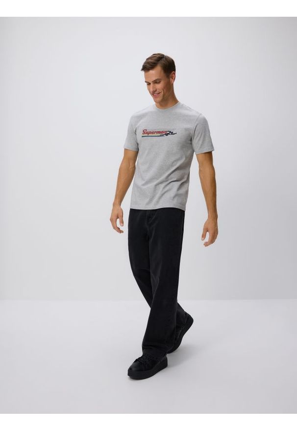Reserved - T-shirt regular fit SUPERMAN™ - jasnoszary. Kolor: szary. Materiał: dzianina, bawełna. Wzór: motyw z bajki