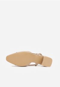 Renee - Ciemnobeżowe Sandały Slingback na Klocku z Lakierowanym Noskiem Iphisania. Kolor: beżowy. Materiał: lakier. Wzór: grochy. Styl: retro #3