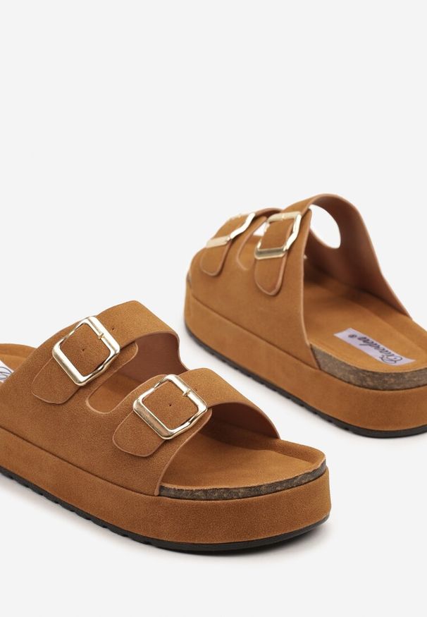 Renee - Brązowe Klapki na Niskiej Platformie z Paskami z Możliwością Regulacji Sopira. Okazja: na co dzień. Kolor: brązowy. Sezon: lato. Obcas: na platformie. Styl: casual