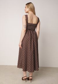 Born2be - Brązowa Bawełniano-Wiskozowa Sukienka Retro w Groszki o Rozkloszowanym Kroju Eviphaia. Okazja: na co dzień. Typ kołnierza: dekolt kwadratowy. Kolor: brązowy. Wzór: grochy. Typ sukienki: rozkloszowane, proste. Materiał: wiskoza, bawełna. Długość rękawa: bez rękawów. Sezon: lato. Styl: retro #4