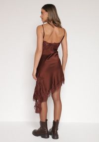 Born2be - Brązowa Asymetryczna Sukienka z Satyny Ozdobiona Koronką Monivea. Okazja: na co dzień. Kolor: brązowy. Materiał: satyna, koronka. Długość rękawa: na ramiączkach. Wzór: aplikacja, koronka. Typ sukienki: asymetryczne. Styl: casual, klasyczny #7