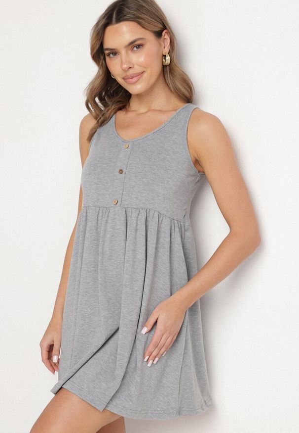 Born2be - Jasnoszara Sukienka o Rozkloszowanym Kroju na Szerokich Ramiączkach z Guzikami Jenovira. Okazja: na co dzień. Kolor: szary. Długość rękawa: na ramiączkach. Styl: casual