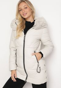 Born2be - Biała Pikowana Kurtka z Dwustronnym Suwakiem i Kapturem z Odpinanym Futrzanym Obszyciem Fenina. Okazja: na spacer. Typ kołnierza: golf. Kolor: biały. Materiał: futro. Styl: klasyczny, elegancki #5