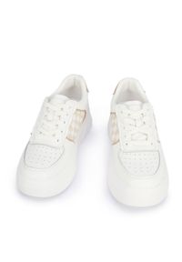Wittchen - Damskie sneakersy skórzane ze wstawkami w kratkę biało-beżowe. Okazja: na co dzień. Kolor: biały, wielokolorowy, beżowy. Materiał: skóra. Wzór: kratka. Obcas: na platformie #7