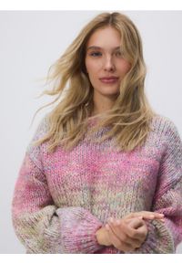 Reserved - Sweter z obniżoną linią ramion - różowy. Kolor: różowy. Materiał: dzianina #1