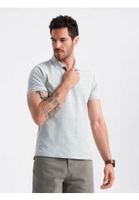 Ombre Clothing - Męska koszulka polo jednokolorowa BASIC z dzianiny pique - szara V20. Okazja: na co dzień. Typ kołnierza: polo. Kolor: szary. Materiał: dzianina. Wzór: haft, aplikacja, jednolity. Styl: sportowy, wizytowy, casual