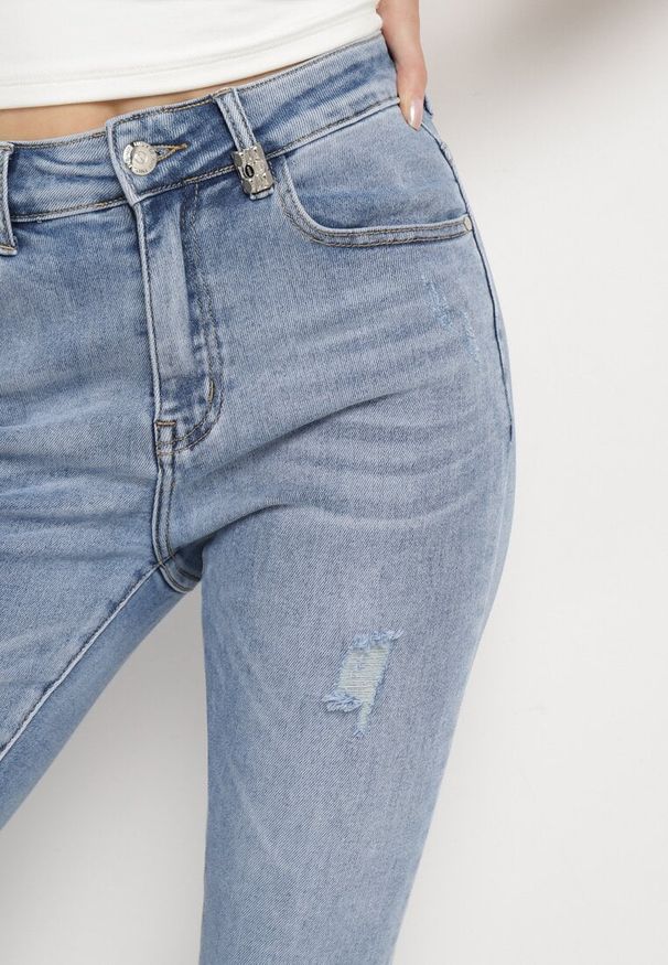 Born2be - Jasnoniebieskie Jeansy Skinny z Bawełny Ozdobione Przetarciami i Dziurami Astoreta. Kolor: niebieski. Wzór: aplikacja