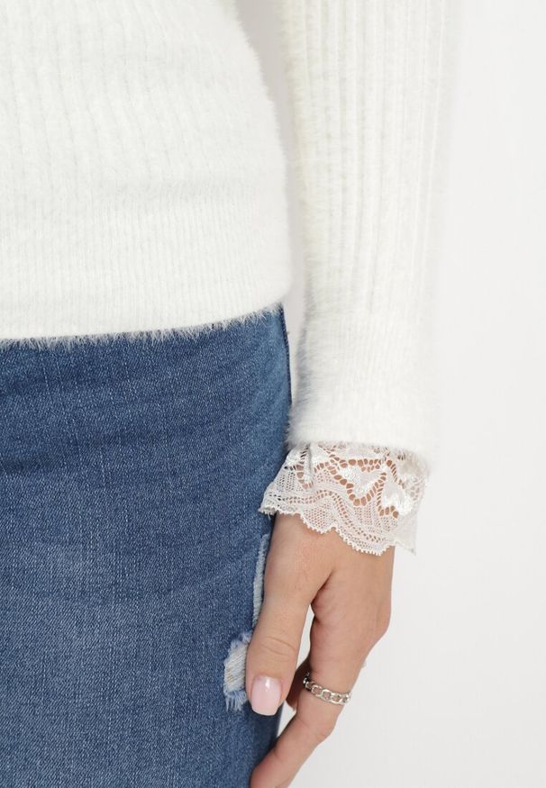 Born2be - Biały Wełniany Golf z Prążkowanej Dzianiny Xorta. Typ kołnierza: golf. Kolor: biały. Materiał: dzianina, wełna, prążkowany. Wzór: koronka