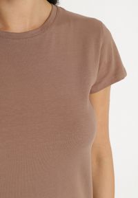 Born2be - Brązowy Bawełniany Klasyczny T-shirt Lunolia. Okazja: na co dzień. Kolor: brązowy. Materiał: bawełna. Wzór: gładki. Styl: klasyczny