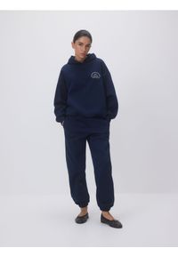 Reserved - Spodnie dresowe z bawełną - granatowy. Kolor: niebieski. Materiał: bawełna, dresówka