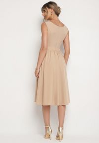 Born2be - Beżowa Klasyczna Rozkloszowana Sukienka Vices Tolissela. Okazja: na co dzień. Kolor: beżowy. Wzór: aplikacja, gładki. Styl: klasyczny #5