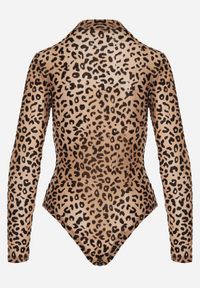 Born2be - Beżowe Body w Panterkę z Domieszką Wiskozy z Długim Rękawem i Stójką Eclana. Typ kołnierza: kołnierzyk stójkowy. Kolor: beżowy. Materiał: wiskoza. Długość rękawa: długi rękaw. Długość: długie. Wzór: motyw zwierzęcy. Styl: elegancki #4