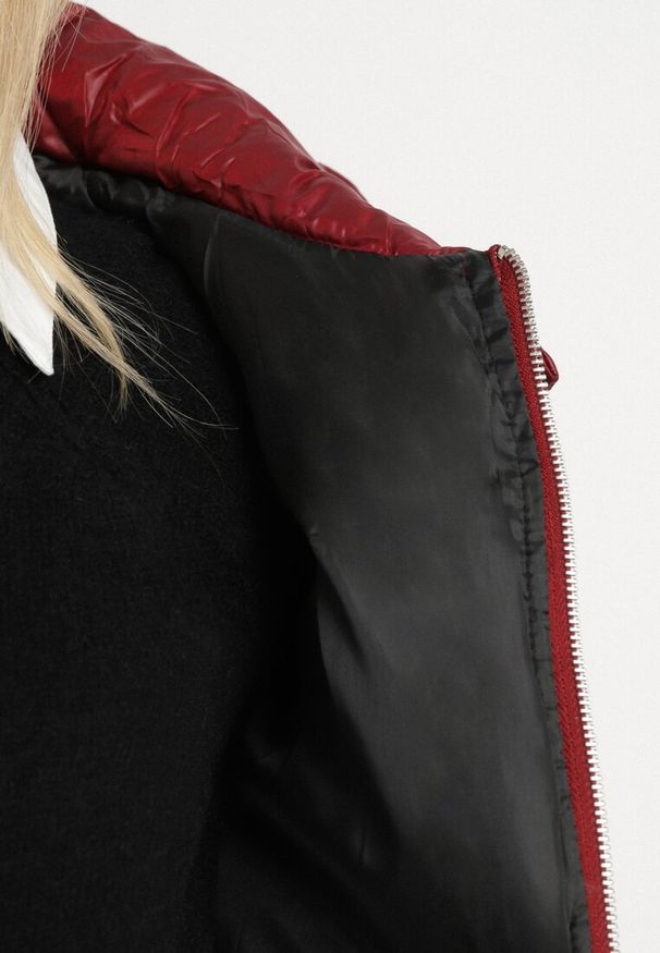 Born2be - Bordowa Kurtka Pikowana o Krótkim Fasonie z Kapturem Tinthella. Okazja: na spacer, na co dzień. Typ kołnierza: kaptur. Kolor: czerwony. Materiał: jeans. Długość: krótkie. Wzór: aplikacja. Styl: casual, elegancki