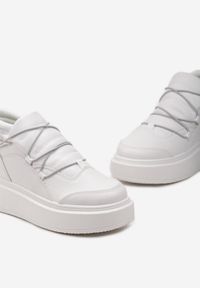 Born2be - Białe Sneakersy na Platformie za Kostkę z Regulacją na Gumkę Aikola. Wysokość cholewki: za kostkę. Nosek buta: okrągły. Kolor: biały. Obcas: na platformie. Wysokość obcasa: średni #4