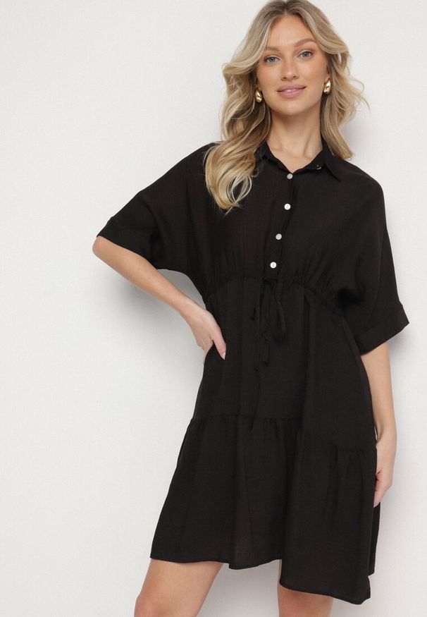 Born2be - Czarna Sukienka Koszulowa z Wiskozy z Kołnierzykiem i Wiązaniem Nanieria. Okazja: na co dzień. Kolor: czarny. Materiał: wiskoza. Długość rękawa: krótki rękaw. Typ sukienki: koszulowe. Styl: boho, casual