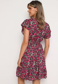 Born2be - Różowo-Czarna Bawełniana Sukienka z Gumką w Talii i Dekoltem w Serek o Kwiatowym Wzorze Doradea. Okazja: na co dzień. Typ kołnierza: dekolt w serek. Kolor: różowy. Materiał: bawełna. Długość rękawa: krótki rękaw. Wzór: kwiaty. Sezon: lato. Styl: wizytowy, casual, elegancki #3