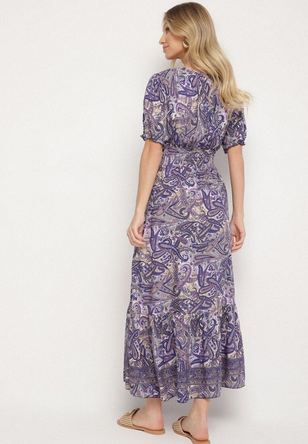 Born2be - Fioletowa Bawełniana Sukienka o Rozkloszowanym Kroju we Wzór Paisley Folurelle. Typ kołnierza: dekolt w serek. Kolor: fioletowy. Materiał: bawełna. Długość rękawa: krótki rękaw. Wzór: paisley. Styl: klasyczny, elegancki