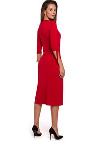 Sukienki.shop - Elegancka sukienka z rozcięciem czerwona. Okazja: na randkę. Kolor: czerwony. Materiał: tkanina. Wzór: gładki. Typ sukienki: dopasowane. Styl: elegancki. Długość: midi #2