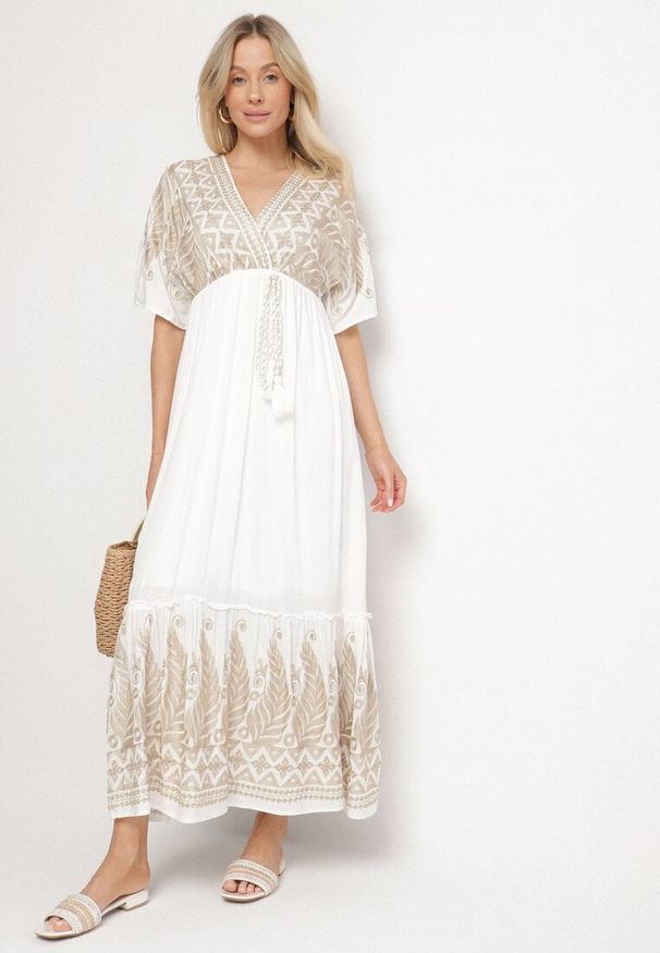 Born2be - Biała Wiskozowa Sukienka z Kopertowym Dekoltem i Haftem z Metaliczną Nicią Emhiris. Okazja: na co dzień. Kolor: biały. Materiał: wiskoza. Długość rękawa: krótki rękaw. Wzór: haft. Typ sukienki: kopertowe. Styl: casual, klasyczny