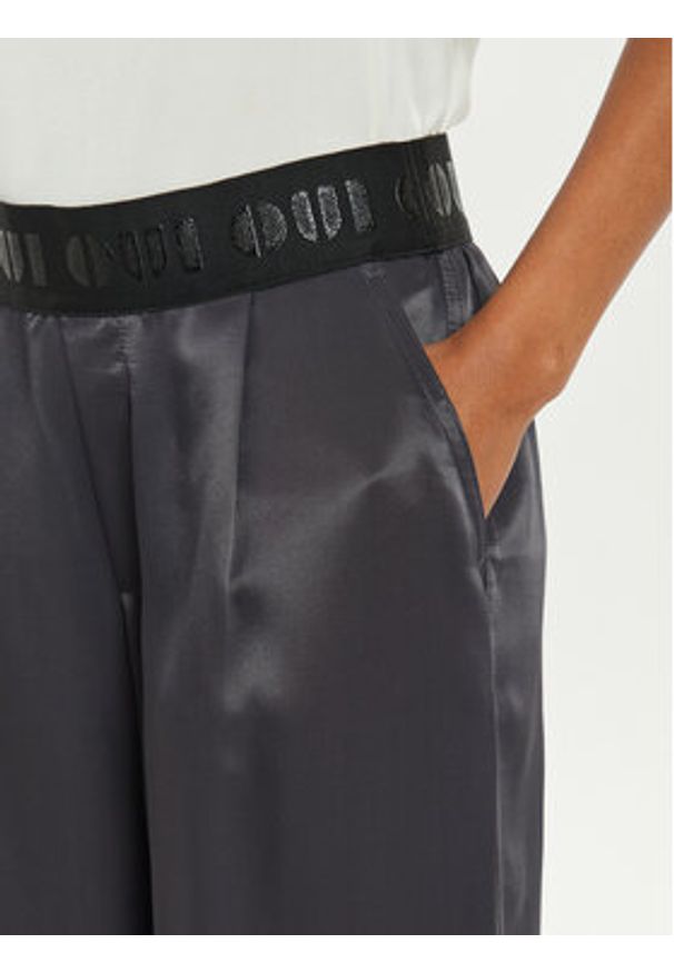 Oui - OUI Spodnie materiałowe 88773 1240807 Szary Relaxed Fit. Kolor: szary. Materiał: wiskoza