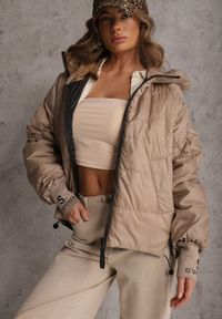 Renee - Ciemnobeżowa Pikowana Kurtka Puffer z Kapturem Ozdobiona Napisami Orellana. Okazja: na co dzień. Typ kołnierza: kaptur. Kolor: beżowy. Materiał: poliester, jeans. Wzór: aplikacja, napisy. Sezon: wiosna. Styl: casual #1