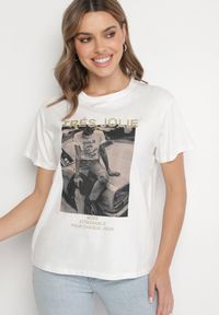 Born2be - Biały T-shirt z Bawełny Ozdobiony Nadrukiem i Brokatem Marionel. Okazja: na co dzień. Kolor: biały. Materiał: bawełna. Wzór: aplikacja, nadruk. Styl: klasyczny, casual, elegancki #6