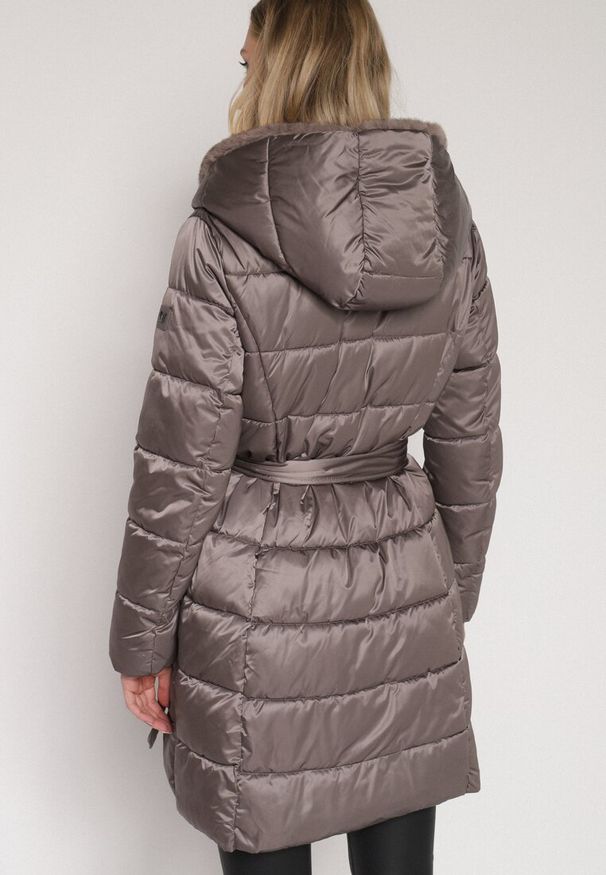 Born2be - Szara Długa Kurtka Ozdobiona Pikowaniem z Nieodpinanym Kapturem i Paskiem Lidaveia. Okazja: na co dzień. Kolor: szary. Materiał: jeans. Długość: długie. Wzór: aplikacja. Styl: casual, klasyczny, elegancki