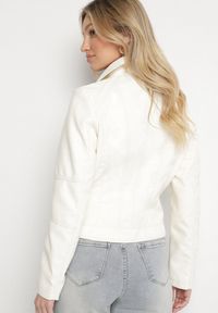 Born2be - Jasnobeżowa Kurtka Typu Ramoneska o Taliowanym Kroju z Kieszeniami Lorantha. Kolor: beżowy. Styl: klasyczny #7