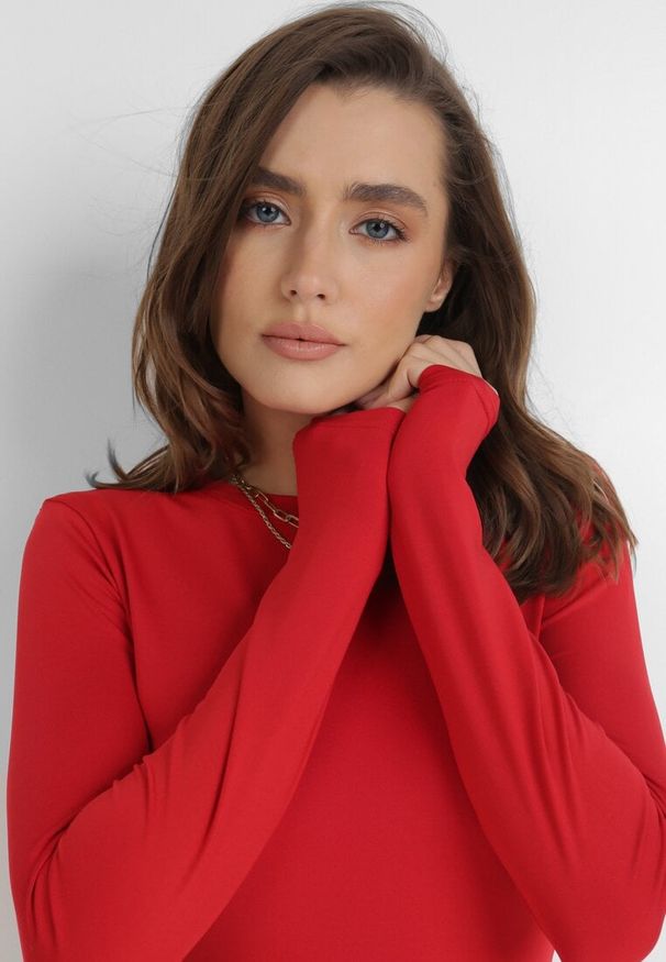 Born2be - Czerwone Body Maerane. Kolor: czerwony. Materiał: jeans. Długość rękawa: długi rękaw. Długość: długie. Styl: klasyczny