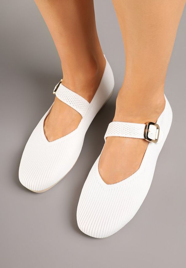 Renee - Białe Balerinki Ozdobione Paskiem Avanellia. Okazja: na co dzień. Zapięcie: pasek. Kolor: biały. Materiał: jeans. Wzór: aplikacja. Styl: klasyczny, casual, elegancki