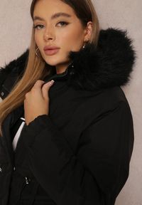 Renee - Czarna Kurtka Pudełkowa z Futerkiem Phylereia. Kolor: czarny. Materiał: futro. Długość rękawa: długi rękaw. Długość: długie. Wzór: aplikacja #5