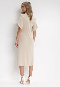 Born2be - Beżowa Koszulowa Sukienka Midi z Ozdobnym Wiązaniem i Marszczeniem Eudolia. Okazja: na co dzień. Typ kołnierza: dekolt w serek. Kolor: beżowy. Długość rękawa: krótki rękaw. Sezon: wiosna, lato. Typ sukienki: koszulowe. Styl: casual, klasyczny. Długość: midi #4
