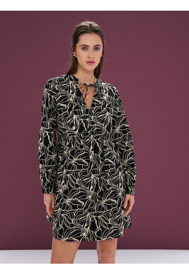 Sinsay - Bawełniana sukienka mini z wiązaniem przy dekolcie - wielobarwny. Materiał: bawełna. Długość: mini