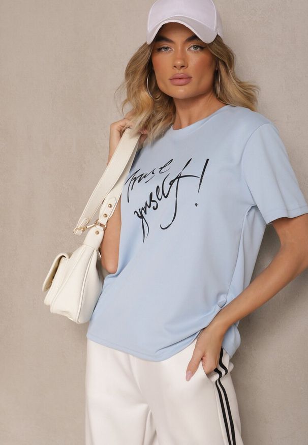 Renee - Jasnoniebieski T-shirt Zdobiony Napisem z Brokatem Tezilea. Okazja: na spacer. Kolor: niebieski. Materiał: jeans. Wzór: napisy, aplikacja
