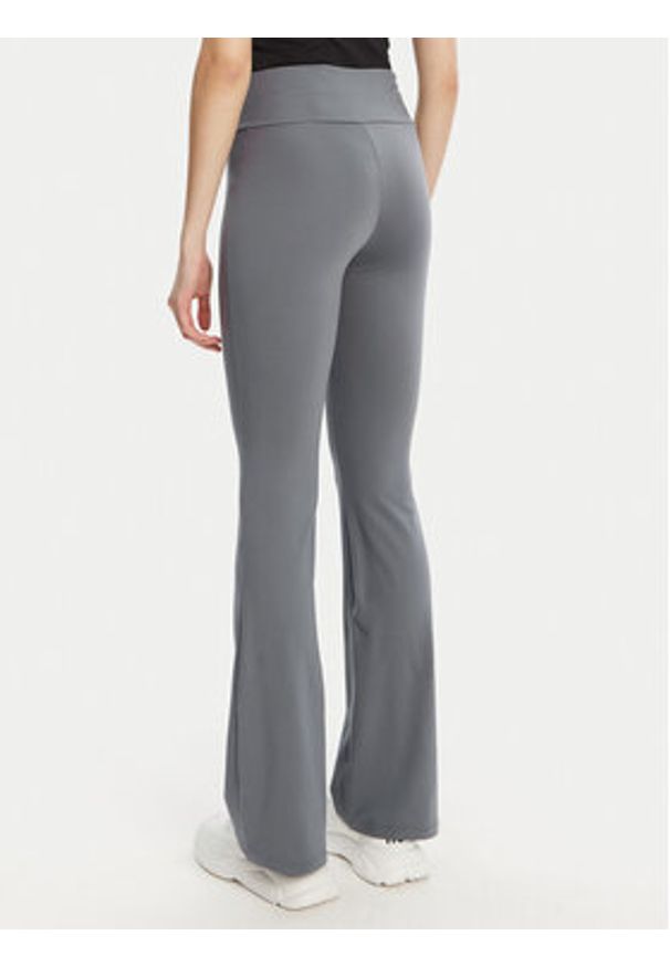 Guess Spodnie dresowe V5RB15 KCD02 Szary Regular Fit. Kolor: szary. Materiał: syntetyk