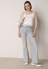 Born2be - Biały Top z Bawełny Ozdobiony Guzikami i Koronką przy Dekolcie Beralie. Okazja: na co dzień. Kolor: biały. Materiał: bawełna, koronka. Wzór: aplikacja, koronka. Styl: casual, elegancki, klasyczny #6