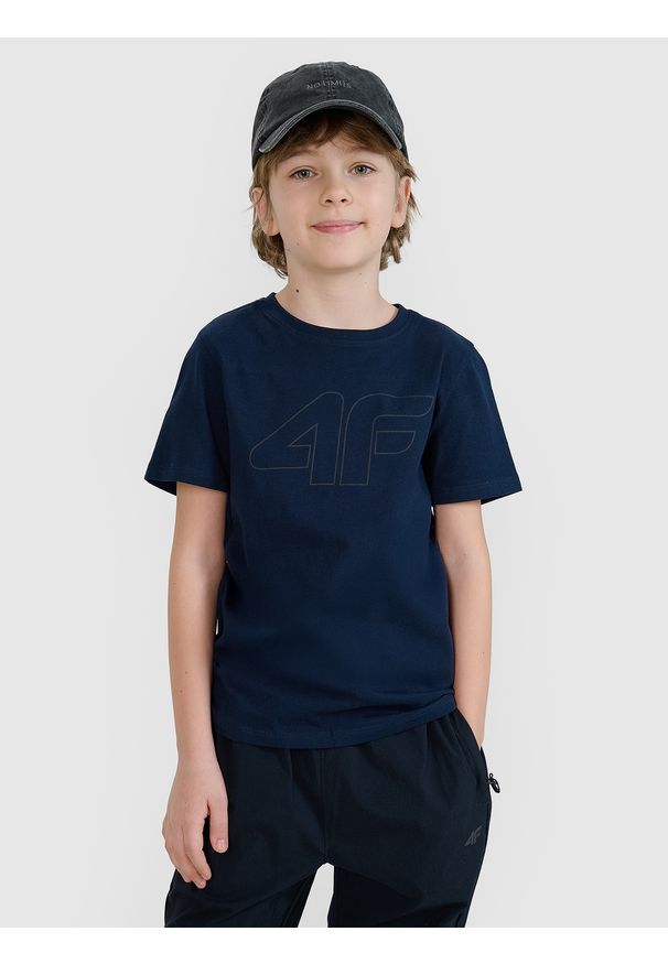 4f - 4F T-shirt z nadrukiem chłopięcy - granatowy 122 (6-7 lat). Okazja: na co dzień. Kolor: niebieski. Materiał: jersey, bawełna, dzianina. Długość rękawa: krótki rękaw. Długość: krótkie. Wzór: nadruk. Sezon: lato. Styl: sportowy, klasyczny, casual
