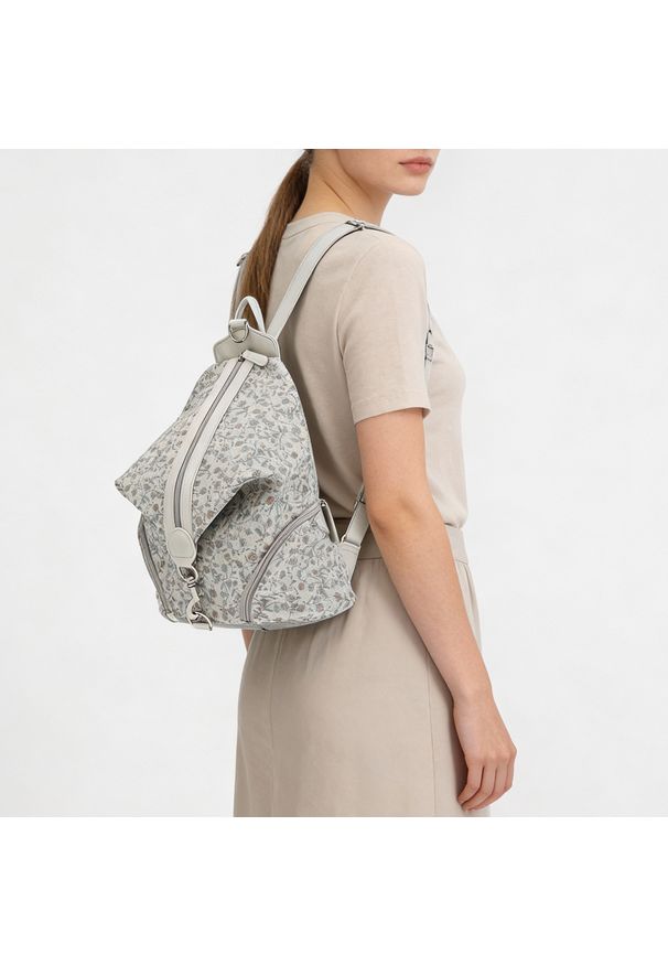 Plecak Damski Rieker, z materiału syntetycznego o miękkiej workowej formie z roślinnym wzorem zapinany na zamek z regulowanymi szelkami, srebrny, H10. Kolor: srebrny. Materiał: syntetyk, materiał. Wzór: nadruk, paski, kwiaty. Styl: casual, elegancki